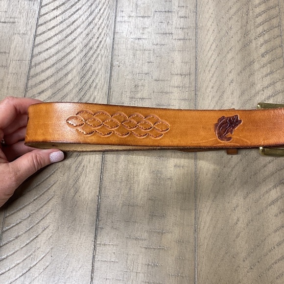 Tan leather belt with fish motif size 38 - Picture 2 of 3